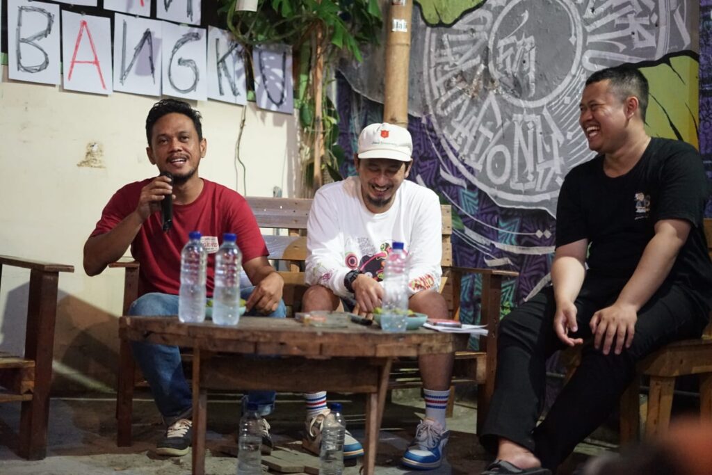Buku “Teman Sebangku” Diluncurkan di Semeleh Kopi Surabaya