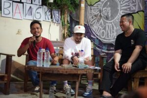 Buku “Teman Sebangku” Diluncurkan di Semeleh Kopi Surabaya
