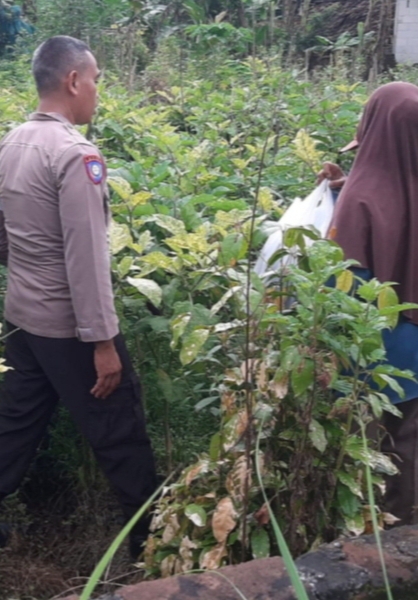 Dukung Ketahanan Pangan, Bhabinkamtibmas Polsek Baron Pantau Lahan Pekarangan Warga