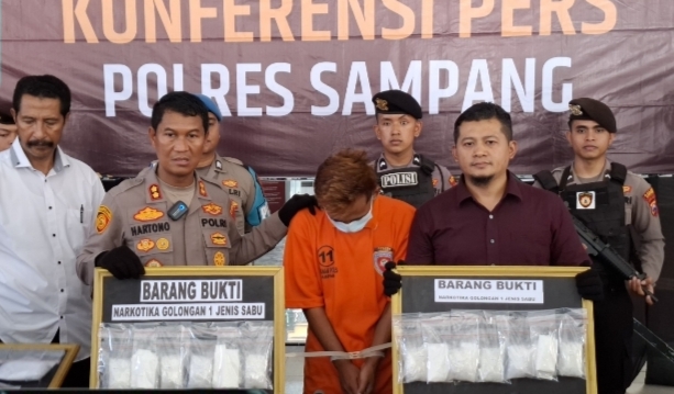 Satresnarkoba Polres Sampang Tangkap Kurir Narkoba, 938,73 Gram Sabu Disita