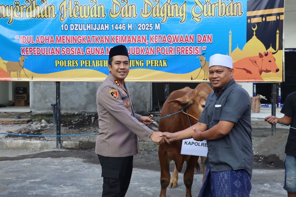 Kapolres Pelabuhan Tanjung Perak Salurkan 51 Hewan Kurban Jelang Iduladha 1446 H