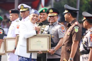 Kapolrestabes Surabaya Raih Penghargaan di HJKS ke-732: Dedikasi Nyata untuk Jogo Suroboyo