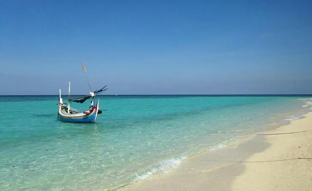 Gili Labak: Permata Bahari Tersembunyi di Timur Pulau Madura