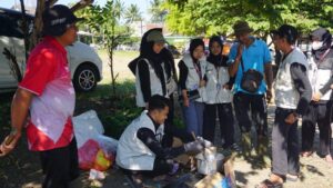Paving Blok dari Sampah Plastik: Inovasi Mahasiswa KKN UINSA untuk Masa Depan yang Lebih Baik