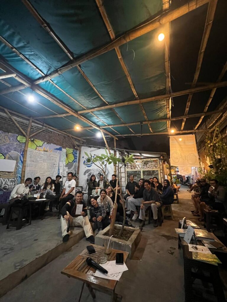 Stand Up Poetry Hidupkan Malam Ketiga Pameran Visualisasi Puisi Vol. 2 di Warung Kopi SMELEH