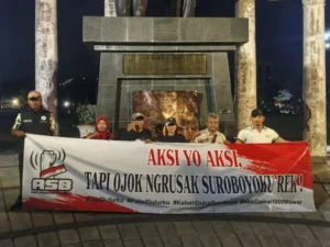 Aksi Damai Ormas Arek Suroboyo Bergerak Bagikan 1000 Bunga Mawar di Tugu Pahlawan Surabaya