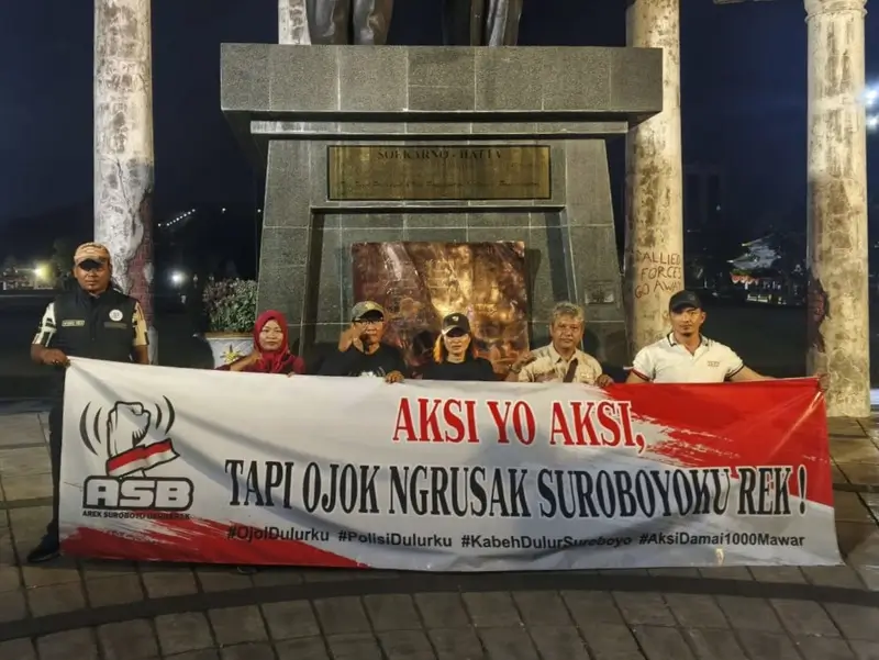 Aksi Damai Ormas Arek Suroboyo Bergerak Bagikan 1000 Bunga Mawar di Tugu Pahlawan Surabaya