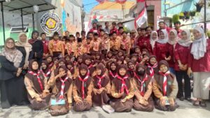 Generasi Muda Berkarya Nyata: Kolaborasi SMP KHM Nur Surabaya dan Warga Sidotopo