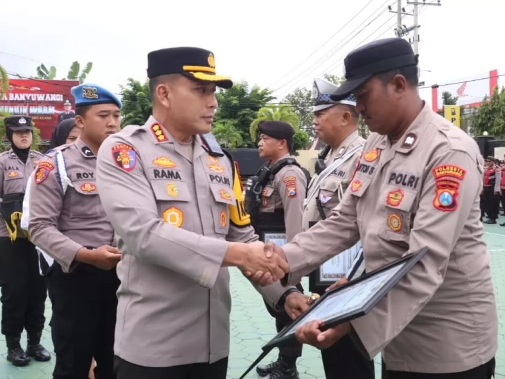 Kombes Rama Samtama Putra Anugerahkan Penghargaan untuk 43 Personel Polresta dan Polsek Jajaran