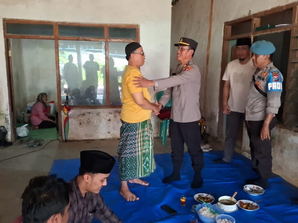 Kapolsek Jrengik Takziah Kerumah Santri Korban Ambruknya Mushola Ponpes Al-Khoziny Sidoarjo