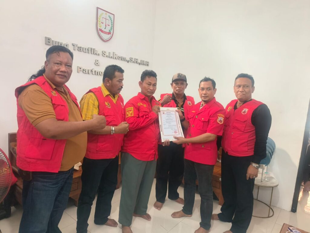 Penyerahan SK dan KTA DPC Madas Gresik di Kantor DPP Madas Surabaya