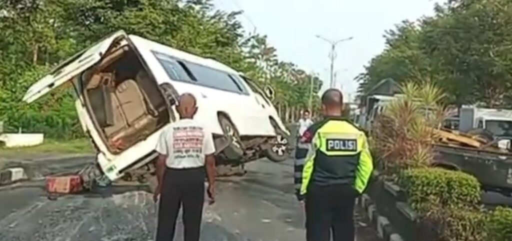 Isuzu Elf Terguling di Jalan Raya Pemuda Kaffa, Polres Bangkalan Waspadai Berkendara Dini Hari