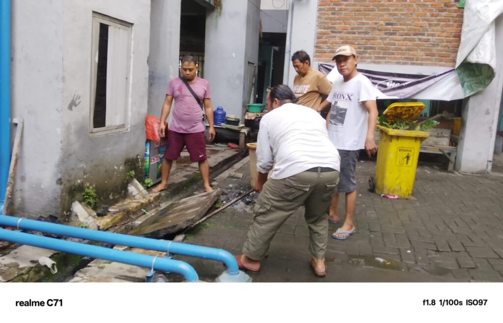 Gotong Royong di Rusun Tanah Merah 1 Blok A&B bentuk Transformasi Lingkungan Melalui Kerja Bakti