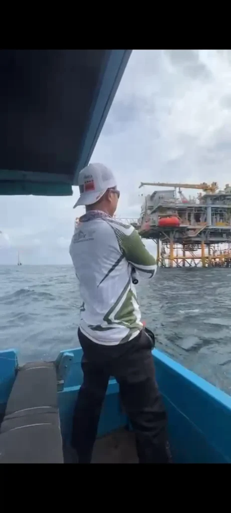 Malam Di Laut Spolo Madura Hingga Di Terjang Badai, M Faris Tetap Hobi Mancing