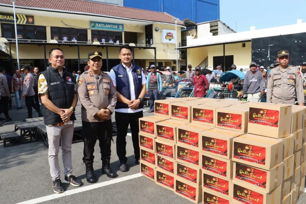 Sambut HUT Reserse ke-78, Polres KP3 Bagikan Ratusan Sembako ke Tukang Becak dan Sosialisasi Call Center 110