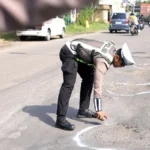 Jelang Nataru, Polres Gresik Tandai Jalan Berlubang Demi Keselamatan Pengendara