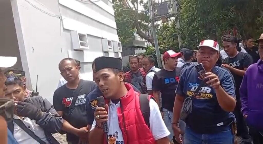 Puluhan Wartawan Surabaya Kepung Kantor Satpol PP, Tuntut Keadilan