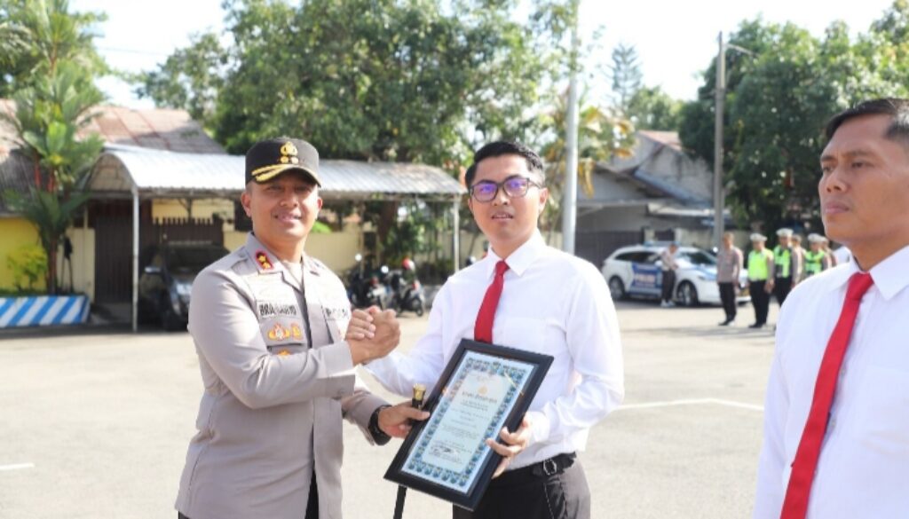 69 Personel Berprestasi: Kapolres Kediri Berikan Penghargaan