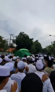 Lautan Manusia Iringi Pemakaman KH Zubaidi Muhammad Pengasuh PP Nadlatul Thullab Omben Kabupaten Sampang