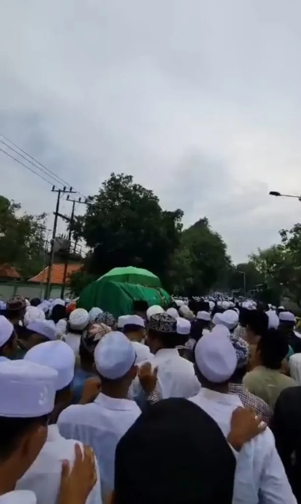 Lautan Manusia Iringi Pemakaman KH Zubaidi Muhammad Pengasuh PP Nadlatul Thullab Omben Kabupaten Sampang