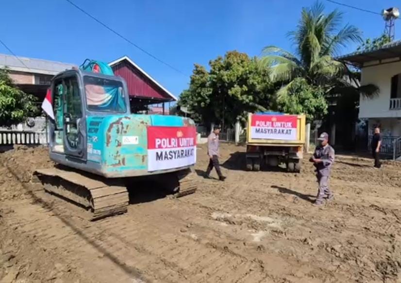 Bantuan Alat Berat Kapolri Dukung Pembersihan Lumpur Pasca Banjir di Pidie