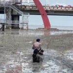 Polairud Polda Jatim Selamatkan Dua Anak Terjebak Lumpur di Wisata Kenjeran