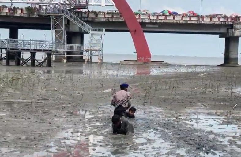 Polairud Polda Jatim Selamatkan Dua Anak Terjebak Lumpur di Wisata Kenjeran