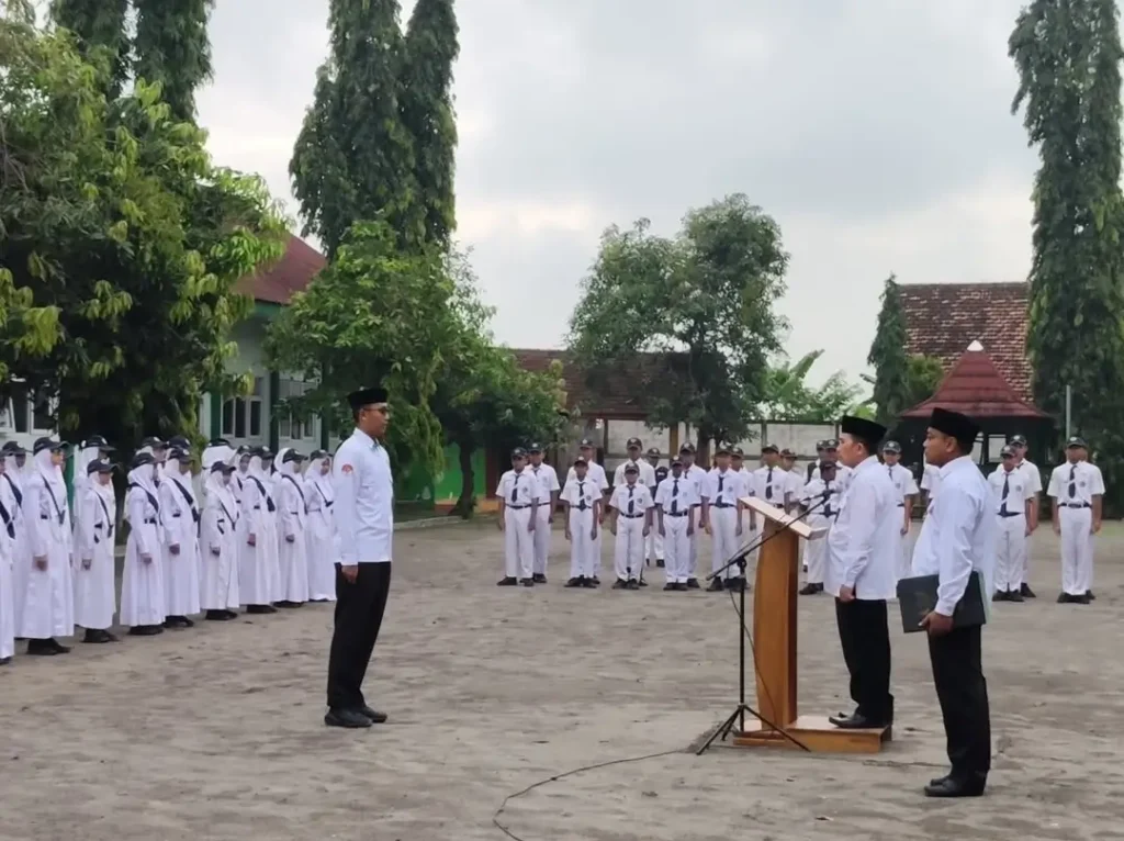MTsN 5 Ngawi Gelar Upacara Bendera HAB ke 80: Menggema Nilai Kerukunan untuk Kemajuan