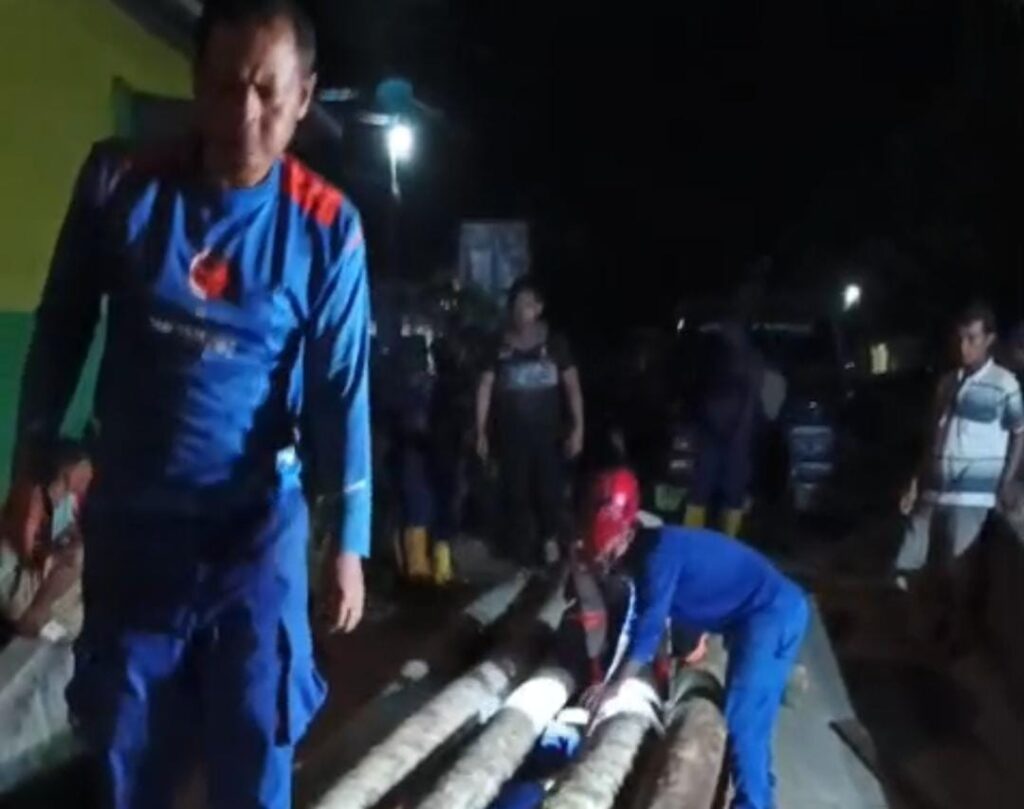 Tim SAR polairud Bangun Jembatan Sementara di Korong Maranci, Padang Pariaman