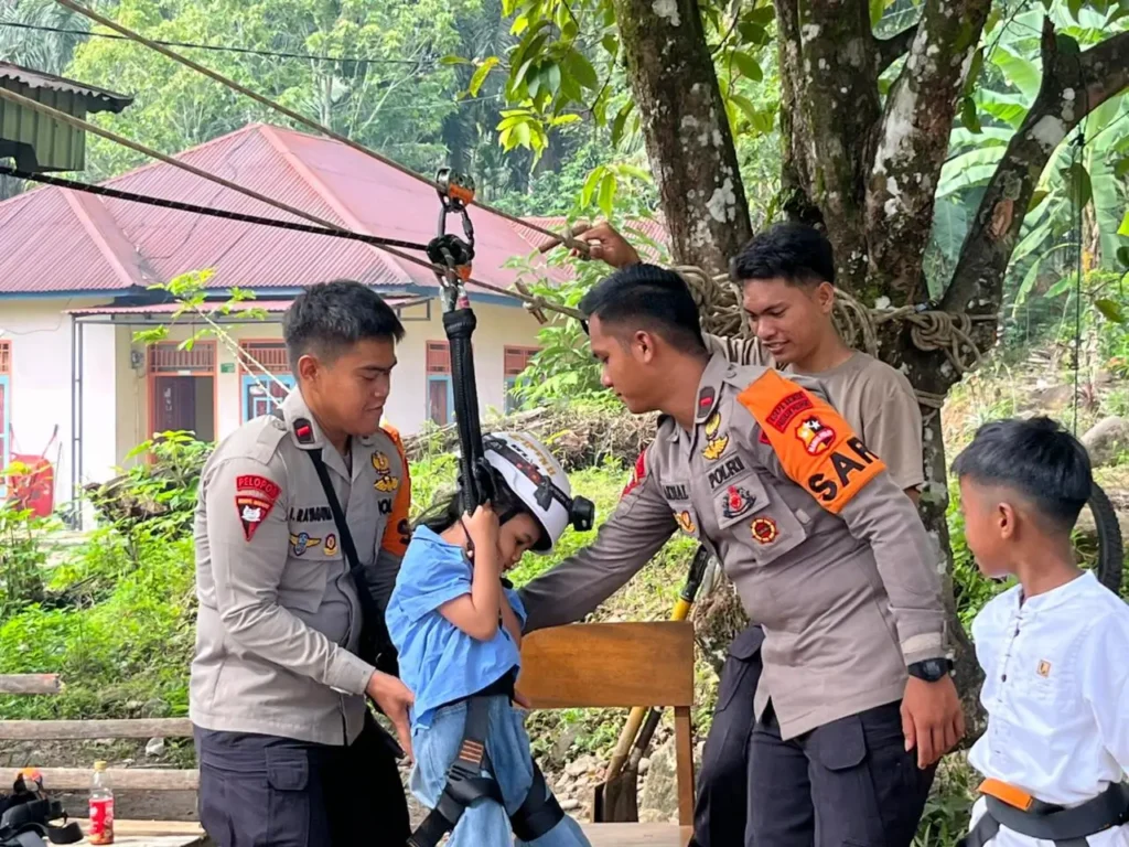 Polri Hadirkan Flying Fox Kembalikan Senyum Anak-Anak Terdampak Bencana di Kayu Pasak