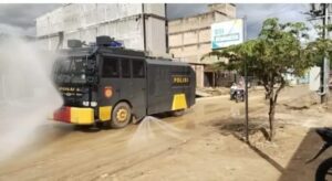 Water Cannon Disemprotkan di Jalan Lintas Aceh Selatan, Polri Minimalisir Debu Pasca Banjir