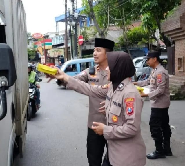 Jumat Berkah, Polsek Taman Berbagi Makanan di Jalan Raya Wonocolo Sidoarjo