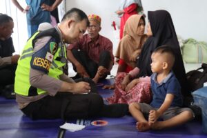 Sentuhan Kemanusiaan Polri, Layanan Kesehatan Pusdokkes Jangkau Warga Hingga Pelosok Aceh Terdampak Bencana