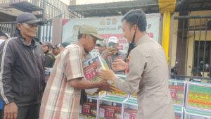 Polsek Genteng Bersama Ras Law Firm Bagikan Sembako Dalam Rangka Peringatan Isro’ Mi’roj  