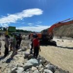 Polri-TNI Terus Lakukan Penanganan Banjir Donggala, Akses Jalan Mulai Dibuka dan Pembersihan Rumah Warga Digencarkan