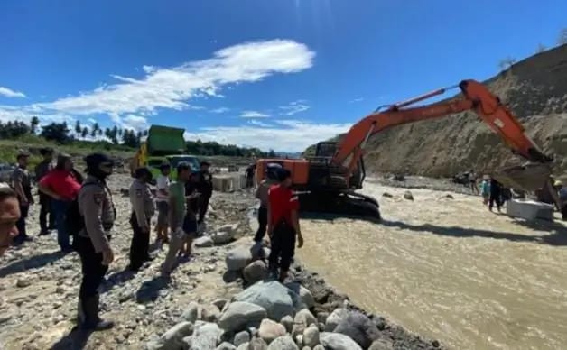 Polri-TNI Terus Lakukan Penanganan Banjir Donggala, Akses Jalan Mulai Dibuka dan Pembersihan Rumah Warga Digencarkan