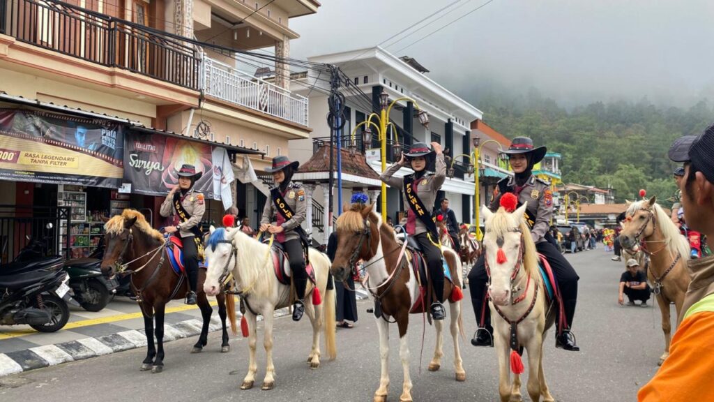 Layanan Keamanan, Polwan Polres Magetan Patroli Berkuda di Wisata Sarangan