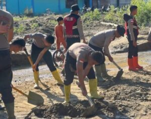 Polri Bersihkan Area Terdampak Banjir Bandang di Kampung Tengah Kecamatan Palembayan Agam Sumbar