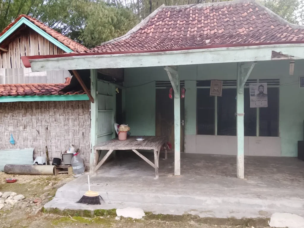 Lansia Tinggal di Gubuk Nyaris Roboh, DPRD Sampang Didorong Turun Tangan Awasi Program Perlindungan Sosial