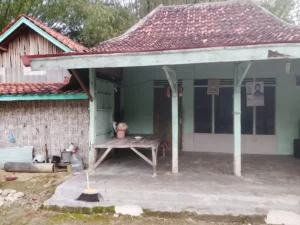 Lansia Tinggal di Gubuk Nyaris Roboh, DPRD Sampang Didorong Turun Tangan Awasi Program Perlindungan Sosial