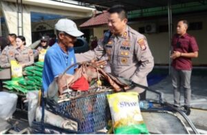 Polisi Peduli : Kapolres Mojokerto Kota Silaturahmi Salurkan Bantuan Sosial untuk Ojol dan Tukang Becak