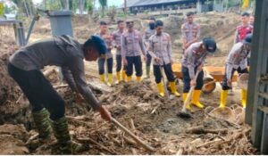 Polri dan Warga bergandengan Tangan, Polindes Meunasah Mancang Bangkit dari Lumpur Banjir
