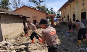 Brimob Hadir Dukung Pemulihan Rumah dan Aktivitas Ibadah Pascabencana Batang Toru