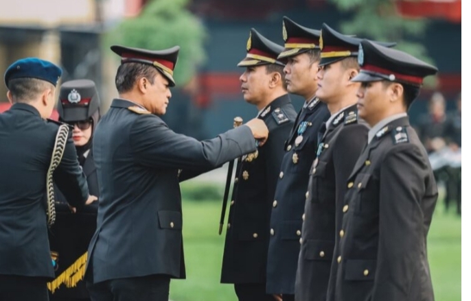Kapolda Jatim Anugerahkan Tanda Kehormatan kepada Ribuan Personel