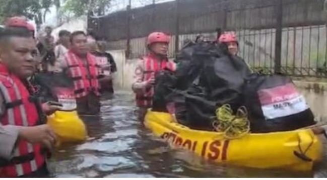 Polri Bergerak Tangani Banjir Cakung, Kerahkan 132 Personel, Perahu Taktis, Kendaraan 4×4, dan Dapur Lapangan Brimob