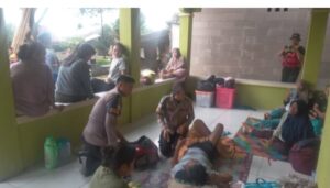 Polri “All Out” Evakuasi, Hadirkan Randurlap dan Patroli Kesehatan Door to Door untuk Korban Banjir Karawang