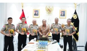 Lewat Buku, Wakapolri Titipkan Pesan Penting Pemberantasan TPPA–PPO kepada 5 Calon Atase dan Staf Teknis Polri