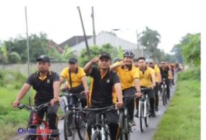 Keliling Kampung Bersepeda Kapolres Kediri Ajak Warga Jaga Lingkungan