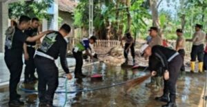 Polres Situbondo Bersihkan Fasum Terdampak Banjir Bandang di Desa Kalianget