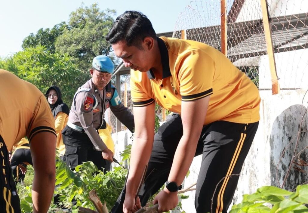 Polda Jatim Kerja Bakti Serentak Dukung Gerakan Indonesia Asri